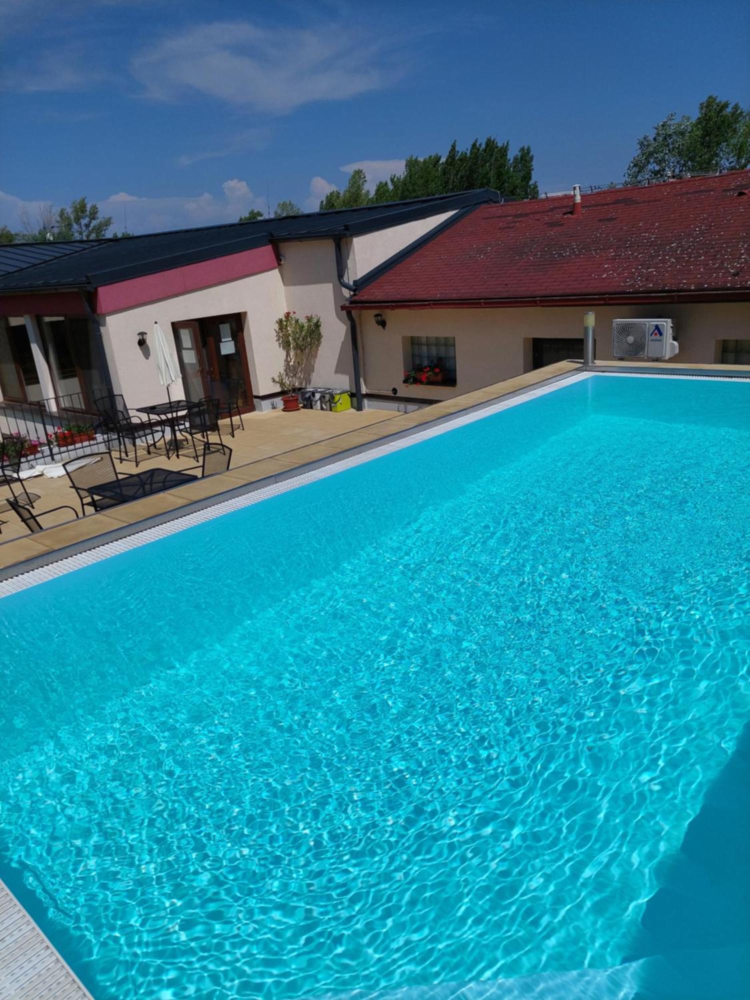 Vinárna a Pension U Langrů Dolni Vestonice Exterior foto