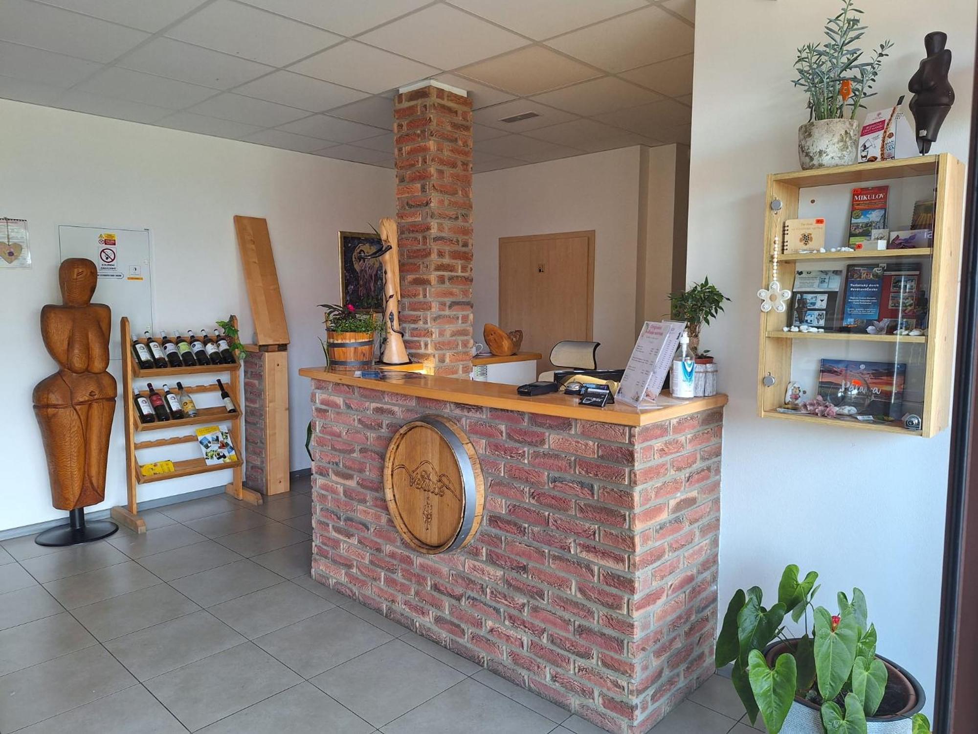 Vinárna a Pension U Langrů Dolni Vestonice Exterior foto