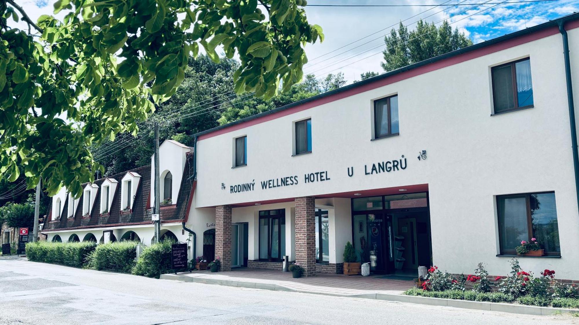 Vinárna a Pension U Langrů Dolni Vestonice Exterior foto