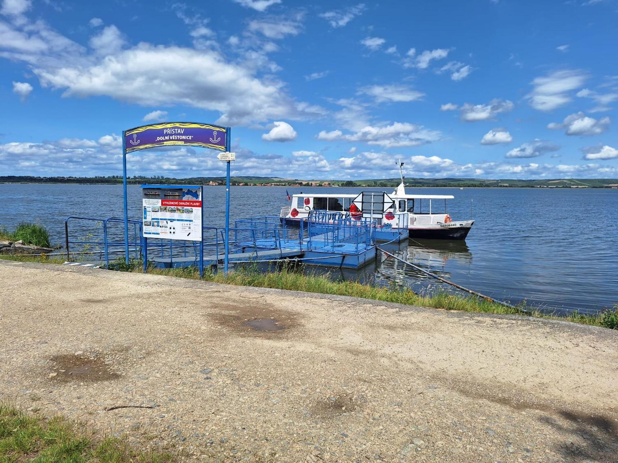 Vinárna a Pension U Langrů Dolni Vestonice Exterior foto