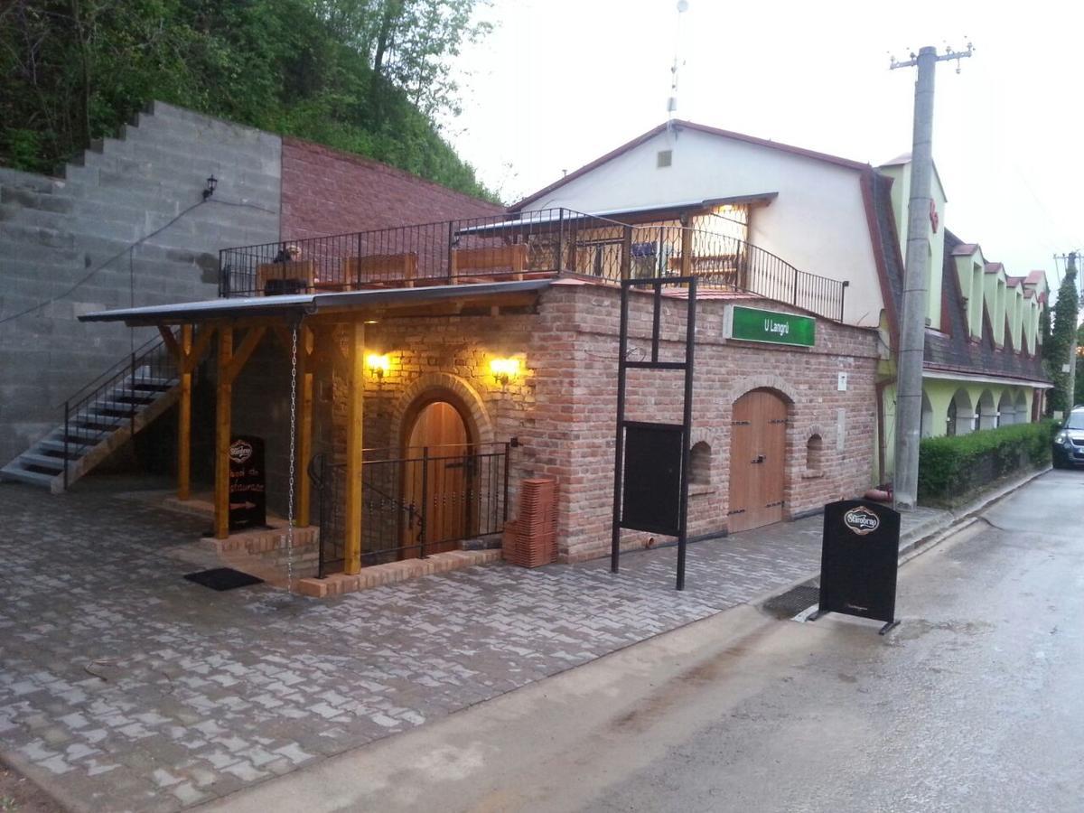 Vinárna a Pension U Langrů Dolni Vestonice Exterior foto