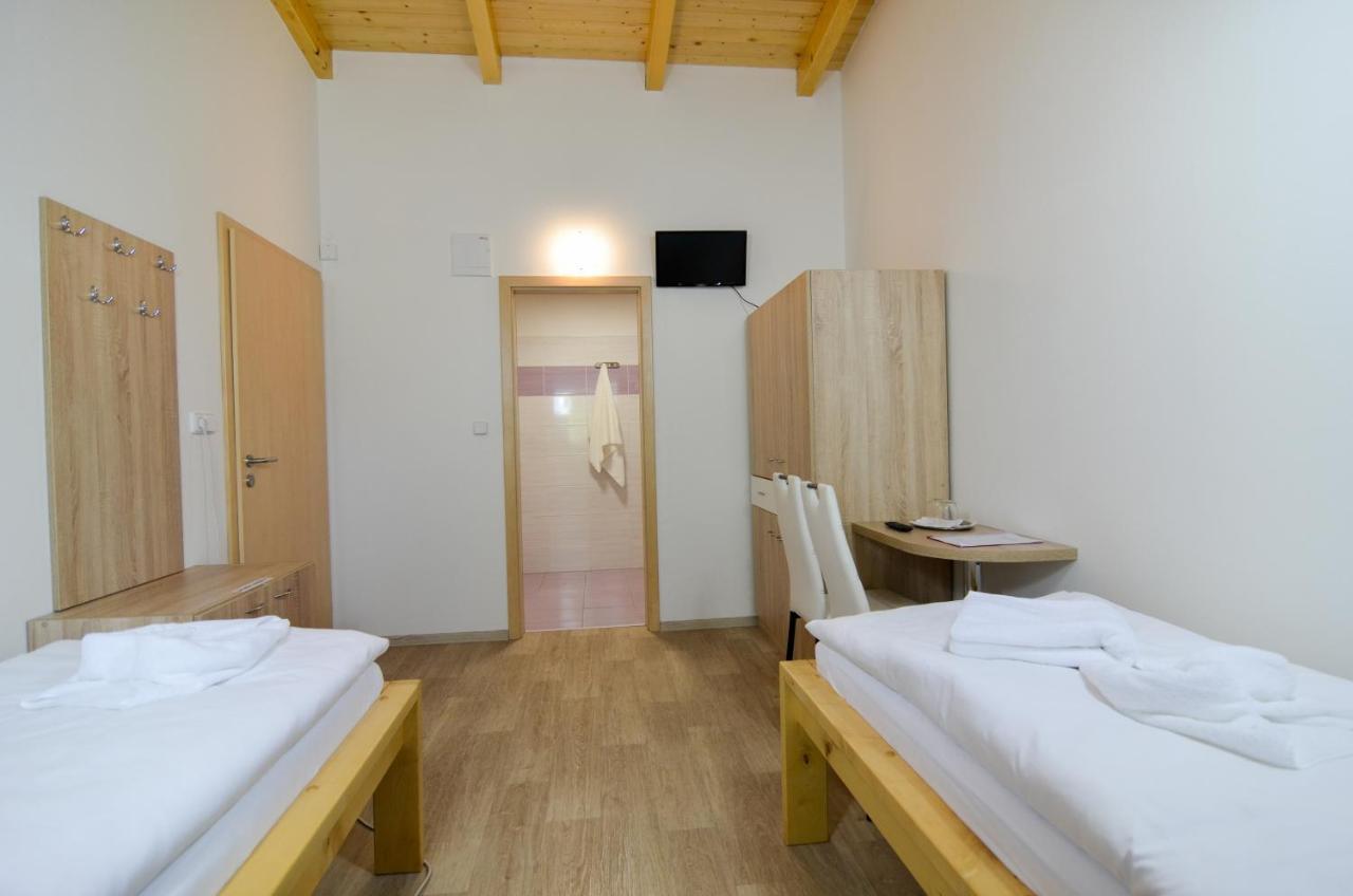 Vinárna a Pension U Langrů Dolni Vestonice Exterior foto