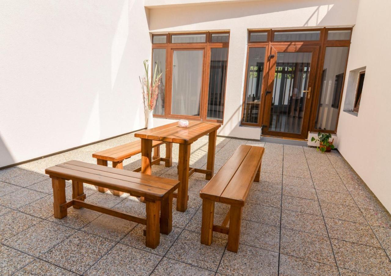 Vinárna a Pension U Langrů Dolni Vestonice Exterior foto