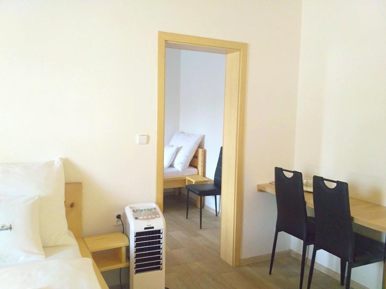 Vinárna a Pension U Langrů Dolni Vestonice Exterior foto